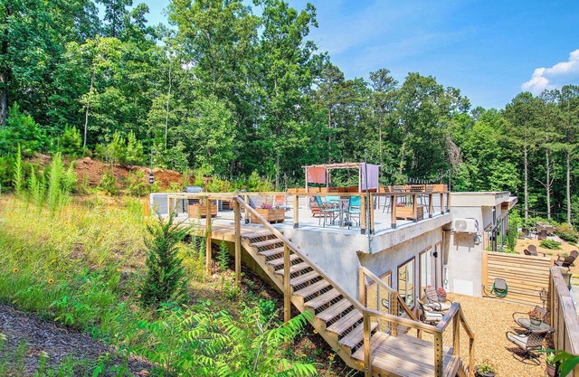 Hilltop Terrace 2 BR,1.5 BA guest apartment 1.5 miles from I-75.