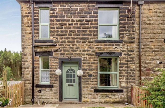 HILLVIEW COTTAGE, pet friendly, character holiday cottage in Bacup