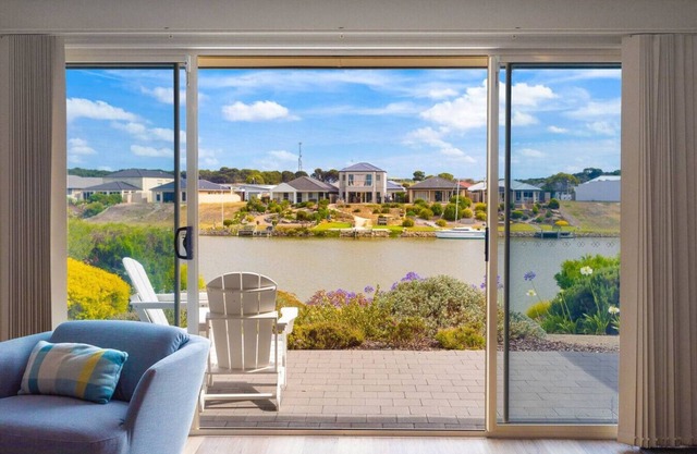 Hindmarsh Island - Pelicans on Parade