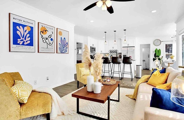 Hip & Cozy Getaway - 5 mins to DT Lawrenceville!