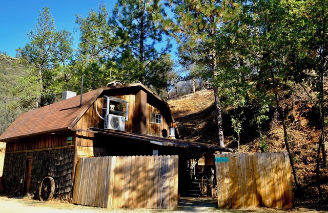 Hippie Barn Studio in upper floor near Highway 140 towards Yosemite