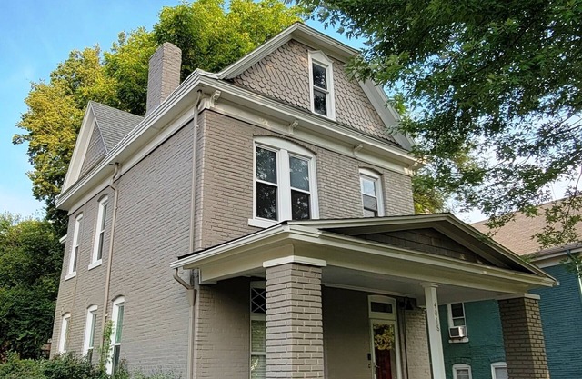 Historic 150 y/o 3-bedroom KC house with hot tub.