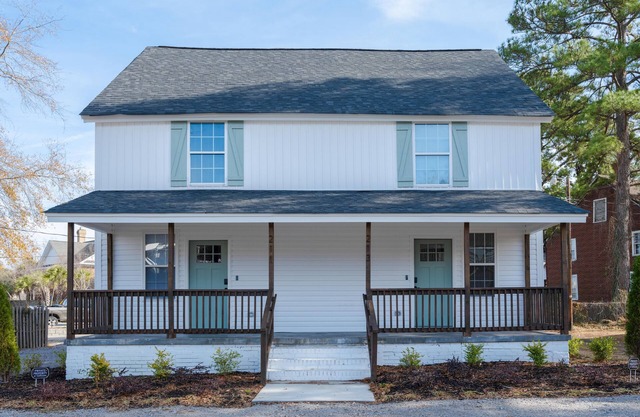 Historic 4 BDRM Duplex + Sleeps 10 + Fire pit + 3 mins to Downtown Columbia