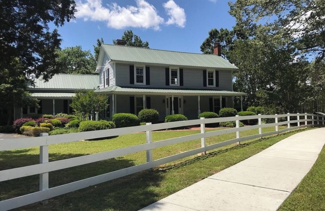 Historic 4BR Retreat with Stunning Scenic Views