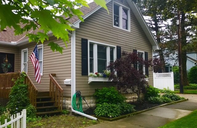 Historic and quiet St. Joseph neighborhood: Lovely comfortable 100 yo two story