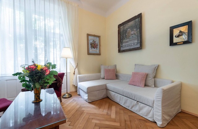 Historic apartment close to Square of Peace