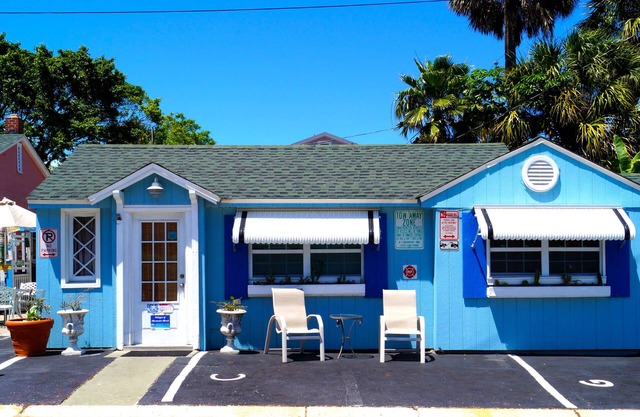 Historic Beach Cottage steps from beach. Pet friendly!