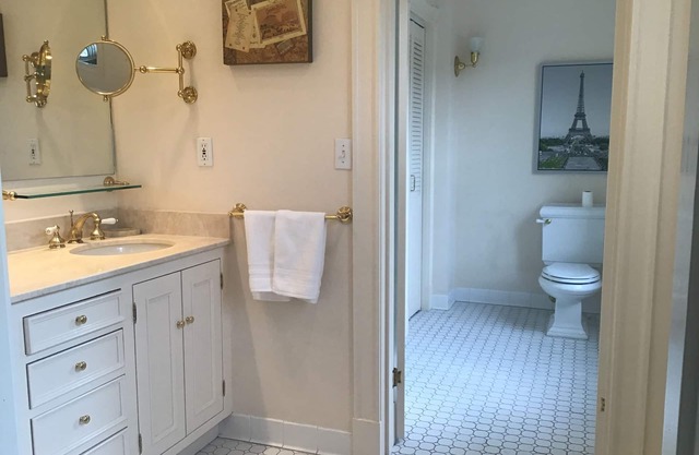 Historic Brownstone Townhouse, 7 beds/3.5 baths, Fenway Boston