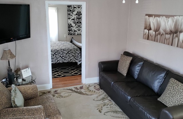 Historic Charm With Modern Comforts & Parking Near Oceanfront and Rivers Casino
