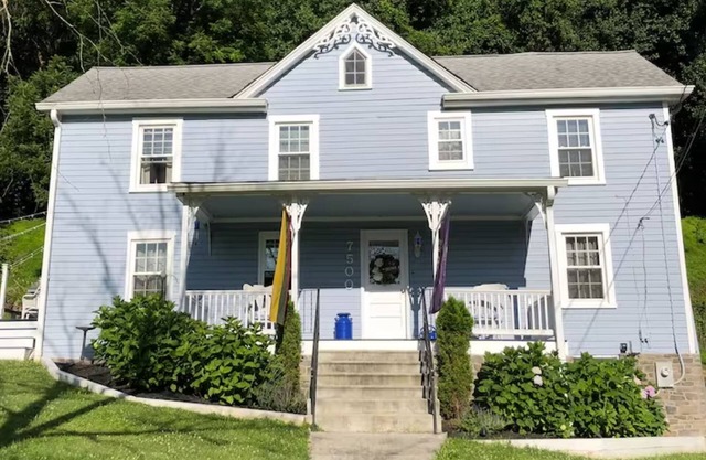 Historic charmer w/firepit surrounded by restaurants, shops and hiking trails