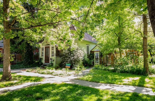 Historic Charming Bungalow in the Heart of Old Town