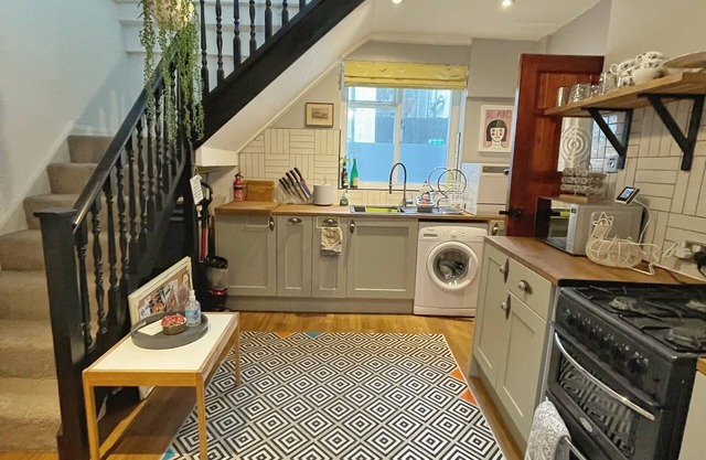 Historic cosy Old Town cottage-parking, garden, 2-min walk to beach