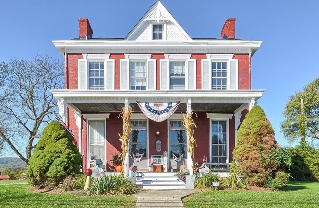 Historic cozy farmhouse in the ❤️ of Myersville , MD close to Rt 70! Welcome Home