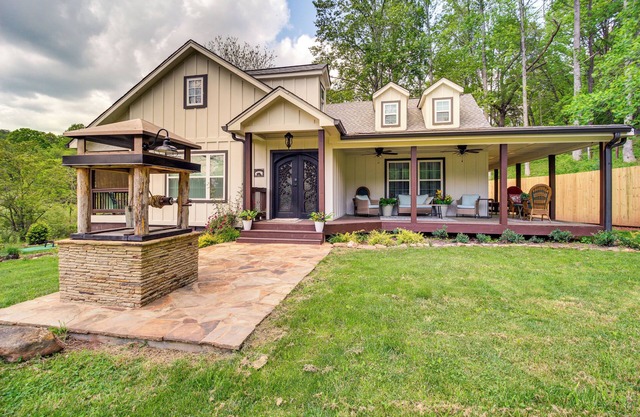 Historic Dahlonega Home w/Hot Tub & Porch!
