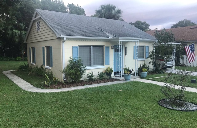 Historic District Bungalow - Easy Walk to Downtown