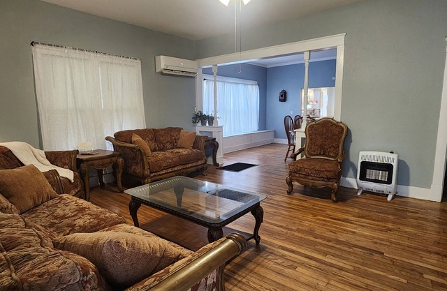 Historic Downtown Craftsman, 3br/2ba with a yard