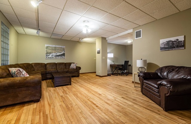 Historic Downtown Top Floor 2BR Apartment