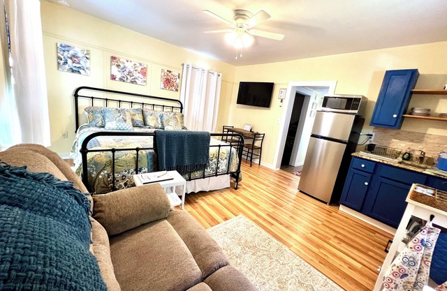 Historic Hilltop Guesthouse - Charming studio/cottage one block from downtown