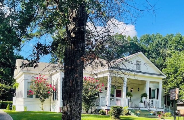 Historic home near Military Base/Colleges & 10 min to LA Boardwalk/sleeps 16-18.