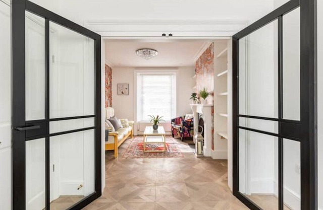 Historic Home with Modern Comfort | 3 mins to Victoria station