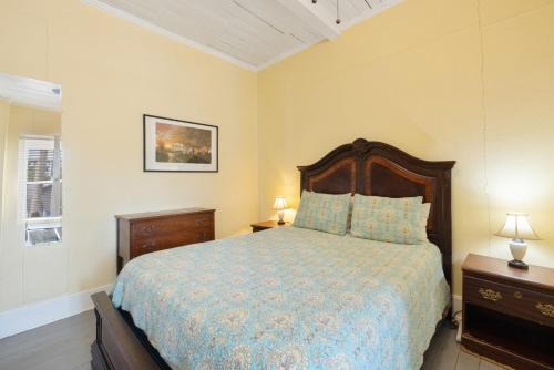 Historic Island Hotel