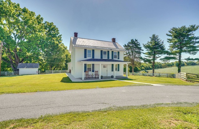Historic Jefferson Farmhouse - Hike, Bike & Raft!