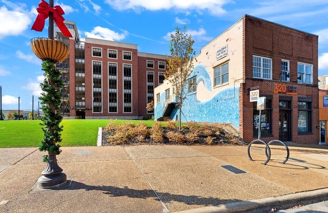 Historic Loft in Downtown AU! LOCATION! Private Parking, Steps to Toomers Corner