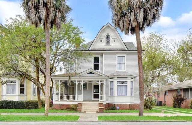 Historic McKinnon Twin, Beautifully Renovated in Historic Downtown Brunswick