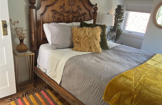 Historic- Pearl Bungalow- private entry