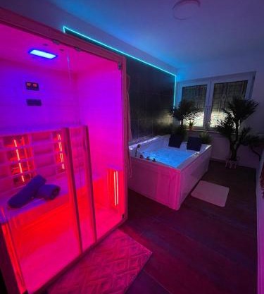 Historic vintage Suite with Jacuzzi & Sauna