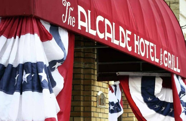 Historical Downtown 2 bedroom Hotel Suite