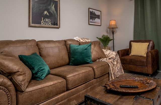 Hobbiton Charm 2 BR Townhouse with LOTR inspired theme.