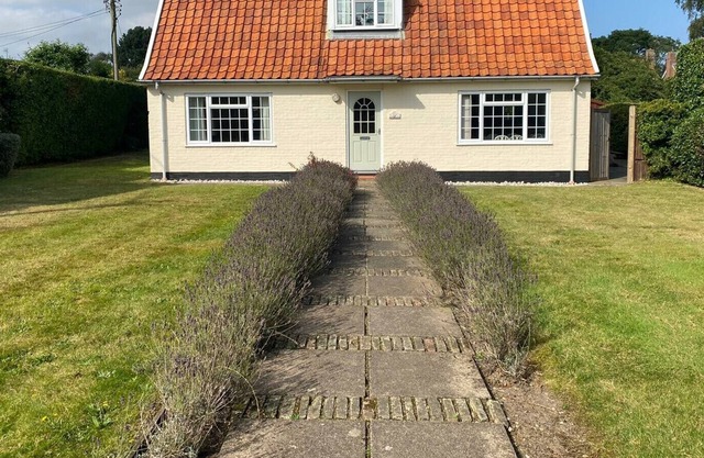 HOIST COTTAGE, WALBERSWICK, family friendly in Walberswick