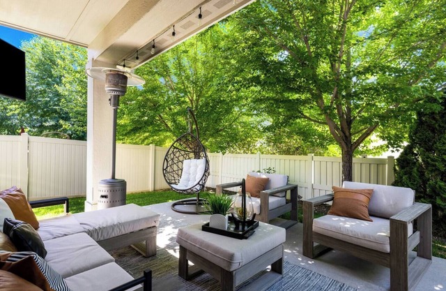 Hole in One Place with Jacuzzi. 4 Bedrooms 1 King and 3 Queens with Ping Pong - Darts - Slots Machines and Game Room. With 4 comfortable bedrooms, 2.5 bathrooms, an office, a bonus game/workout room, and a cozy outdoor s space to relax in the Jacuzz