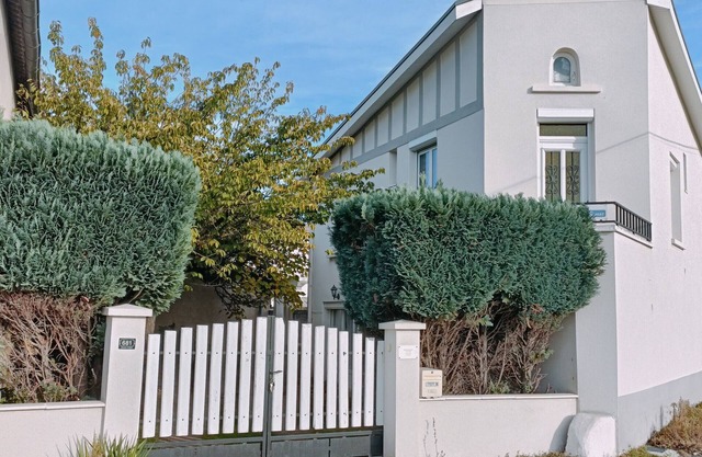 Holiday Apartment "Dans Maison Atypique" with Wi-Fi