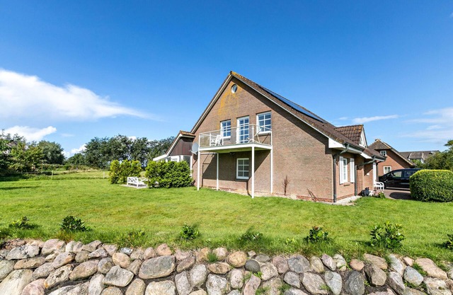 Holiday Apartment Ebbe with Private Terrace, Shared Garden and Wi-Fi