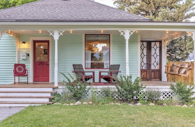 Holiday Dates Just Released! Walk to Art, Eats & River!