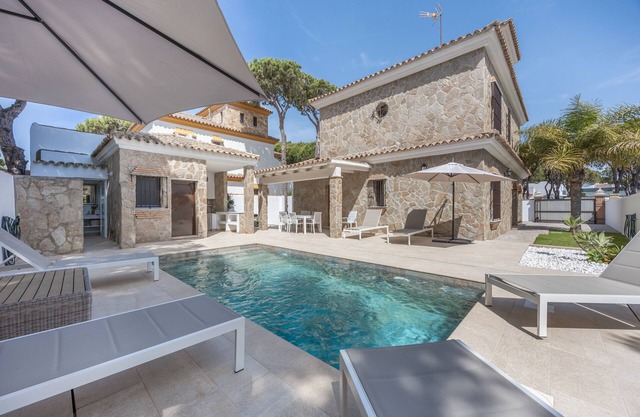 Holiday Home 'Chalet Con Piscina' with Private Pool, Wi-Fi and Air Conditioning