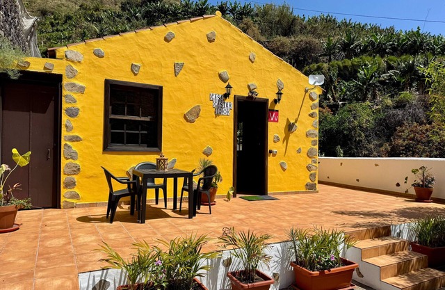 Holiday Home 'Casa Castro' with Mountain View, Private Pool and Wi-Fi