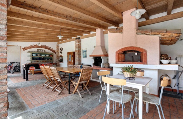 Holiday Home 'Between 5 Terre and Versilia' with Shared Garden, Wi-Fi and Air Conditioning