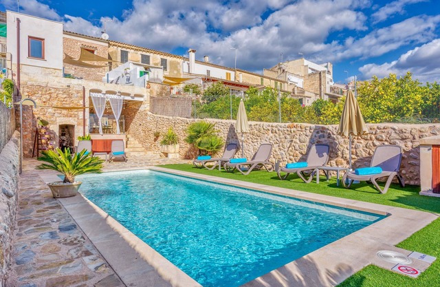 Holiday Home Casa del Sol with Sea View, Wi-Fi, Pool, Balcony & Terrace; Street Parking Available