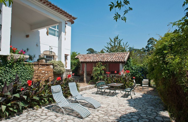 Holiday Home 'Cottage' with Mountain View, Shared Pool and Wi-Fi