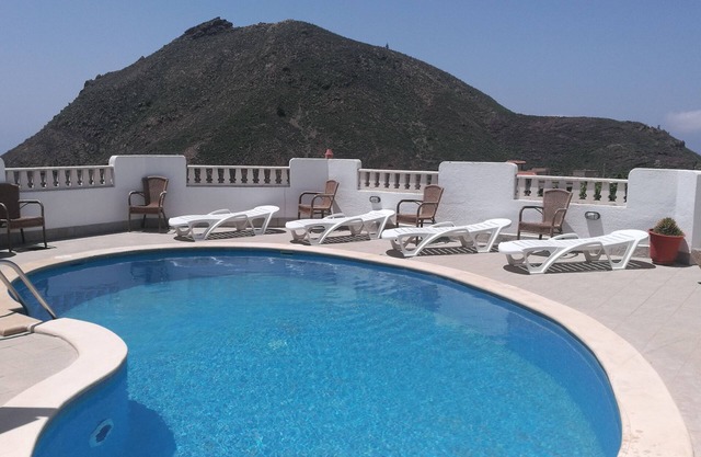 HOLIDAY HOME EMBLEMA