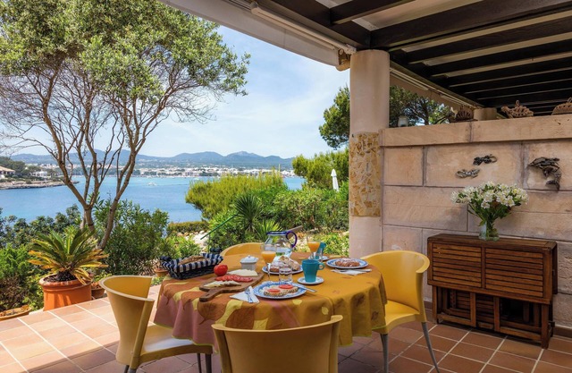 Holiday Home Es Niu with Sea View, Garden and Wi-Fi