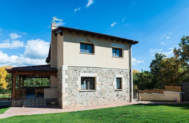 Holiday Home 'Los Robles 1' with Mountain View, Shared Pool and Wi-Fi