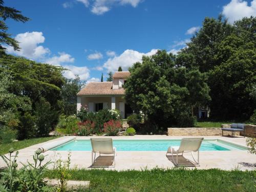 Holiday Home in Villes-sur-Auzon with Pool