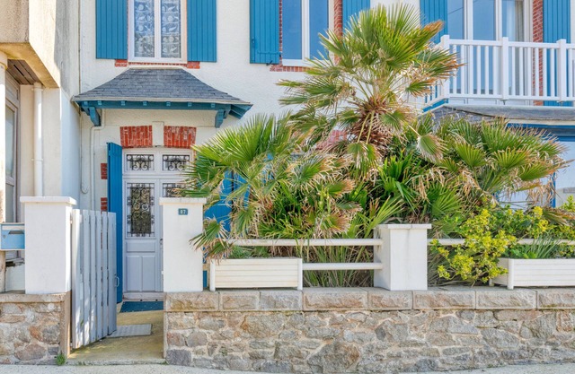 Holiday Home 'La Maison De Port Lin' with Private Terrace, Private Garden and Wi-Fi