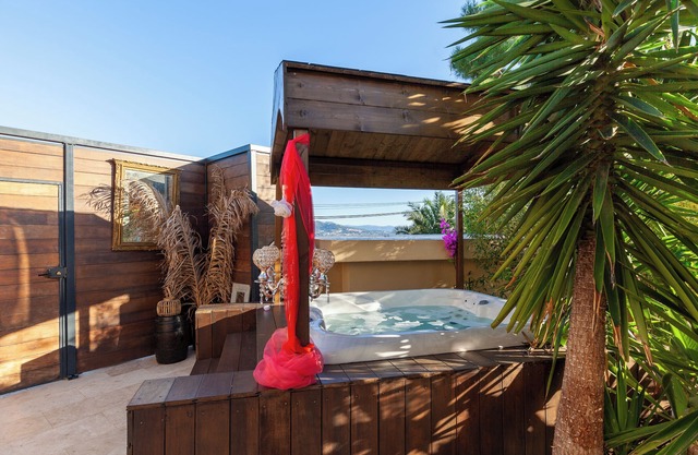 Holiday Home 'Le Cocon Marseillais' with Mountain View, Wi-Fi and Air Conditioning