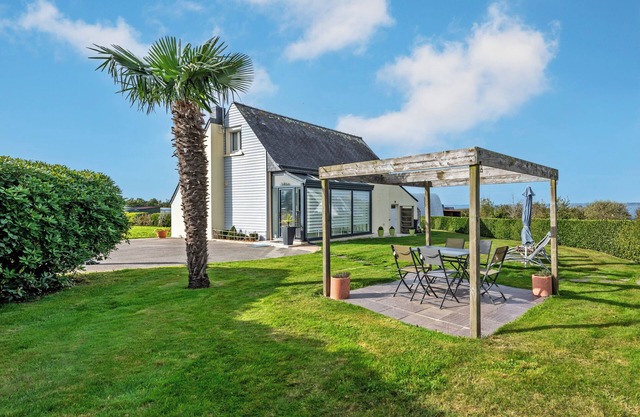Holiday Home "Meublé de Tourisme Acanthe" with Sea View, Private Terrace & Wi-Fi