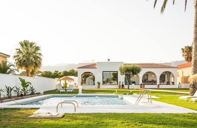 Holiday Home 'Villa Taray' with Sea View, Wi-Fi and Air Conditioning